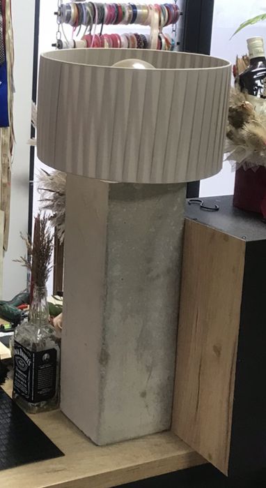 Lampa betonowa