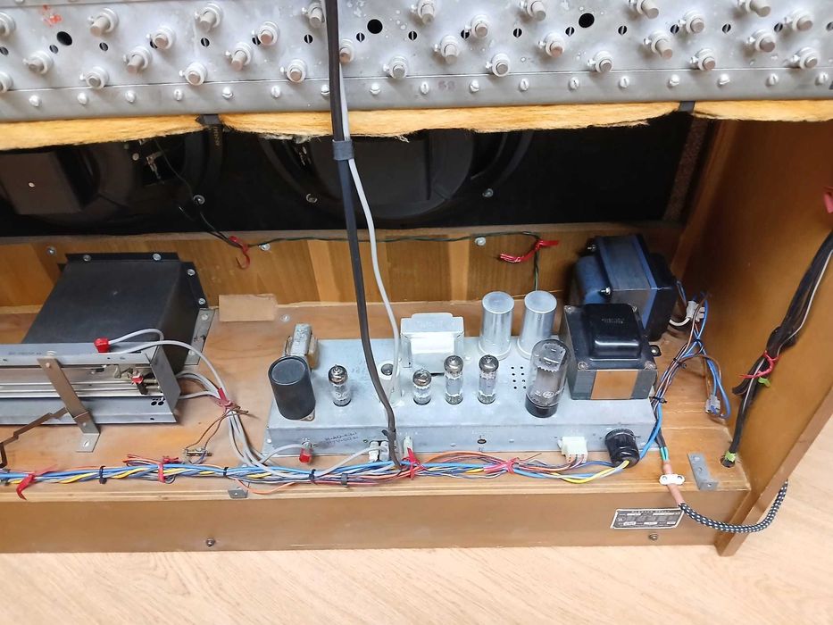 Orgão Hammond L-143 a Válvulas com Tone Wheels e Drawbars