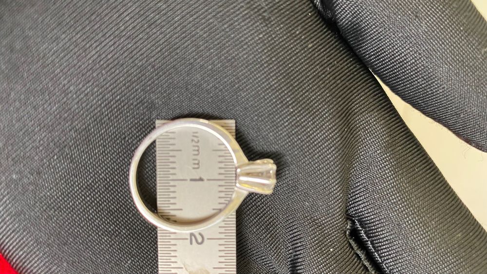 Anel solitário em prata e pedra