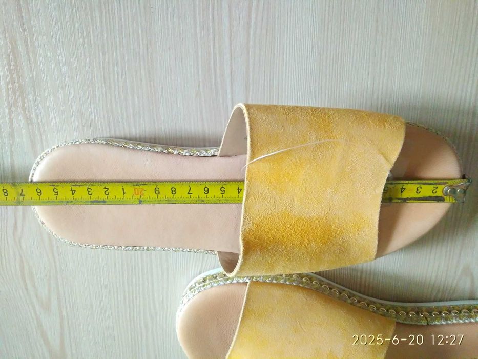 Взуття жіноче ,босоніжки шкіряні.