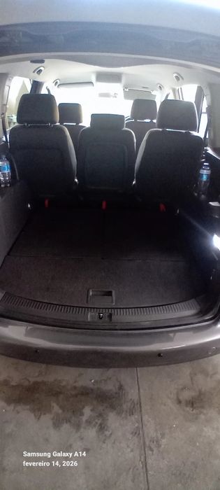 VW touran 1900 à Direita matrícula Portuguesa