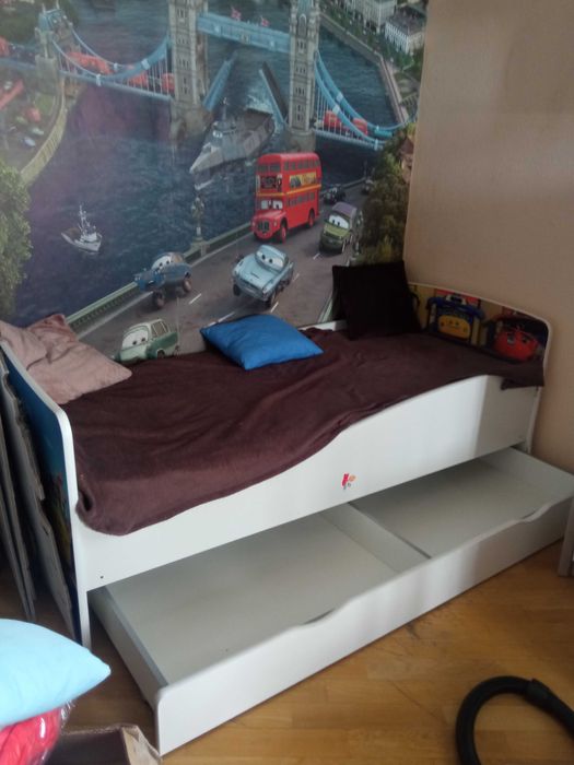 Детская кровать а так же зеркало для макіяжа