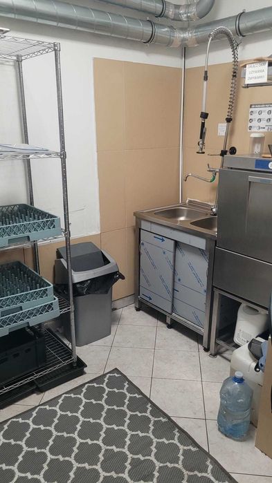 Gotowy biznes gastronomiczny na sprzedaż w Krakowie: 4 punkty gastronomiczne + kuchnia produkcyjna + samochód chłodnia
