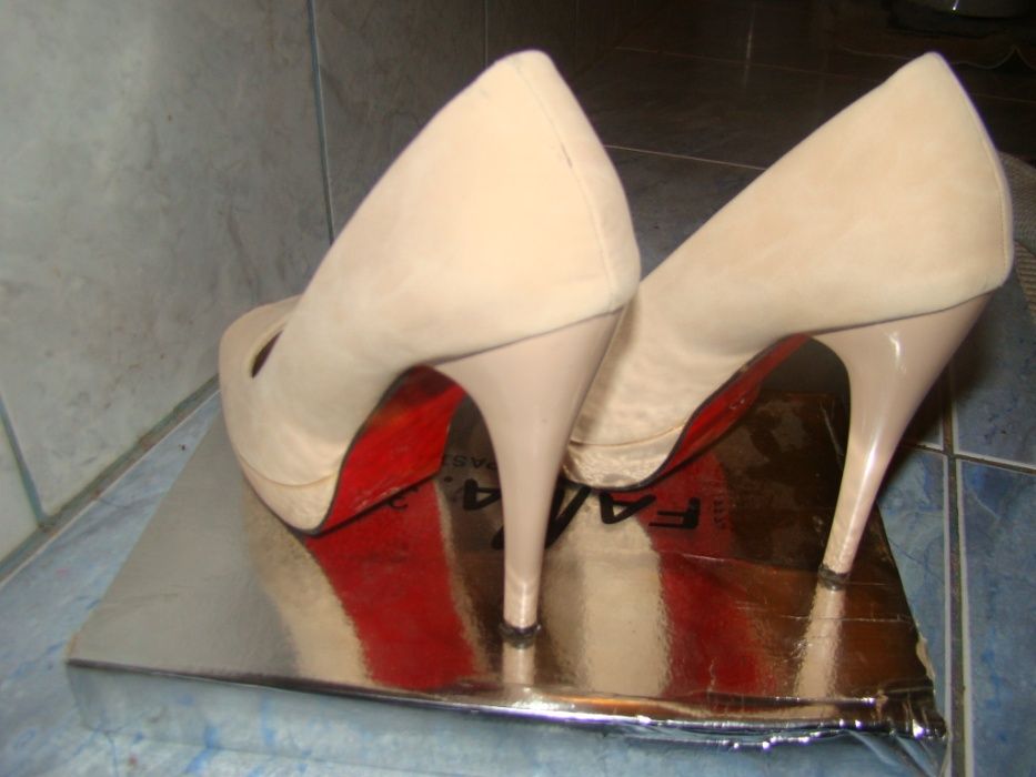 Buty z odkrytymi palcami -czółenka w kolorze beżu