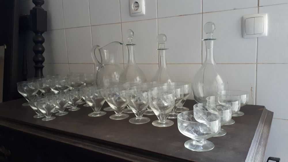 Conjunto copos, taças, garrafas e jarro . Tudo por 10 euros