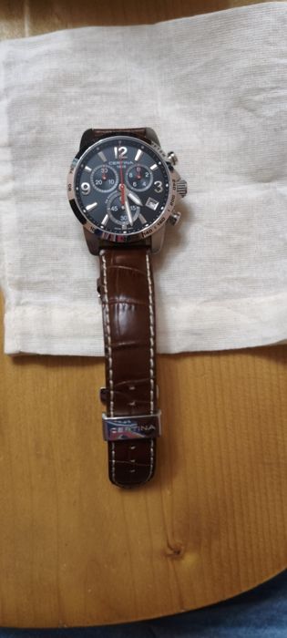 Наручний чоловічій годинник.