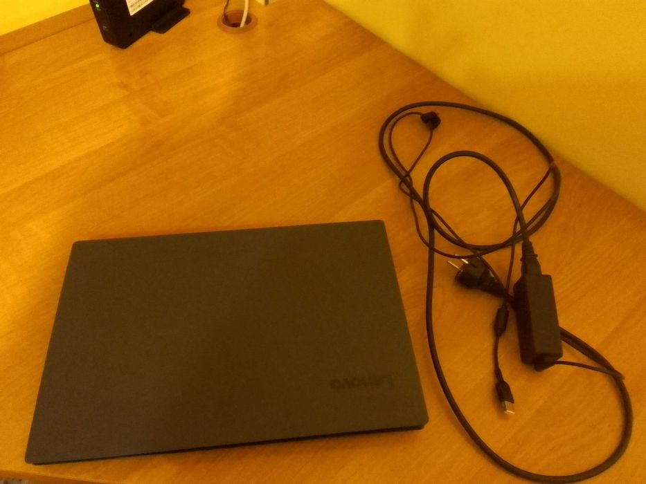 Sprzedam laptopa Lenovo V130 15,6" 8GB RAM 512GB Dysk SSD