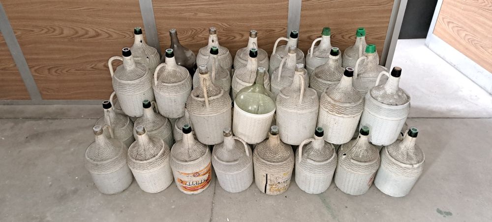 50 Garrafões de vidro grátis