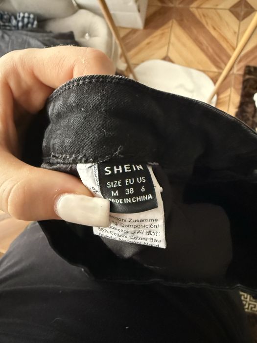 czarne jeansy z dziurami