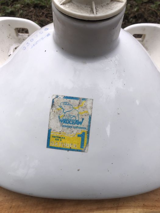 Umywalka mała 30cm na 28cm.