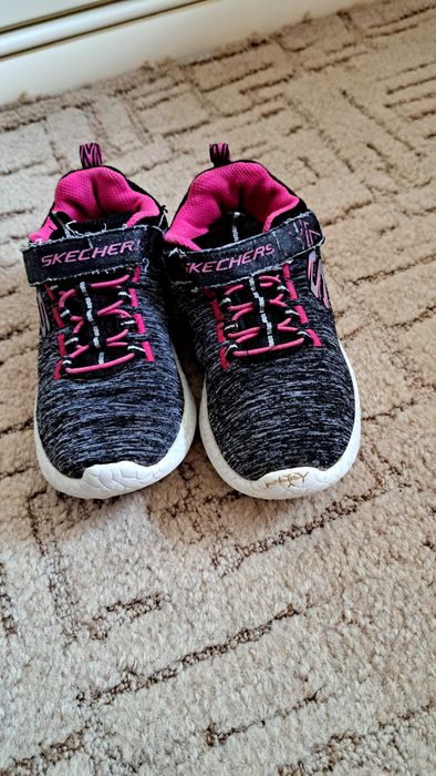 Продам кросівки на дівчинку фірми Skechers