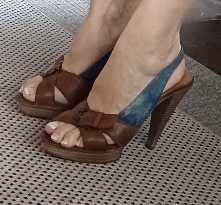 Sandálias em pele, marca Salsa