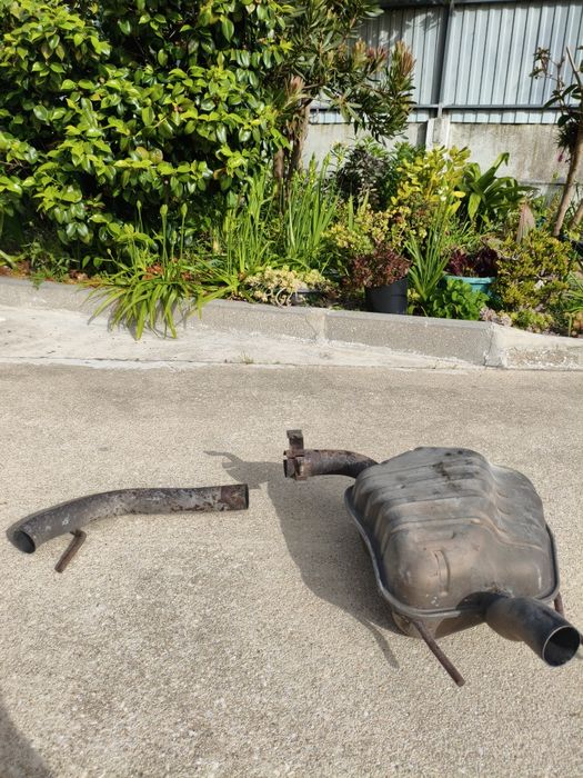 Vendo panela de escape traseira original para Alfa Romeo 159.