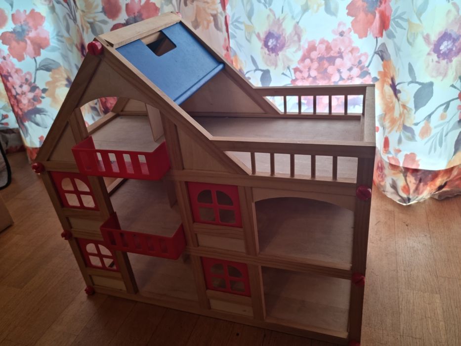 Drewniany domek dla lalek