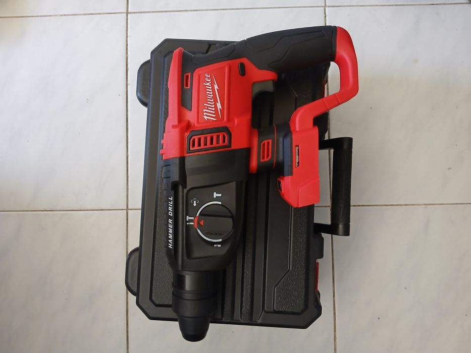 Vende-se conjunto novo  composto de (4) maquinas Milwaukee
