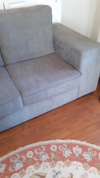 Sofá cinzento de dois lugares