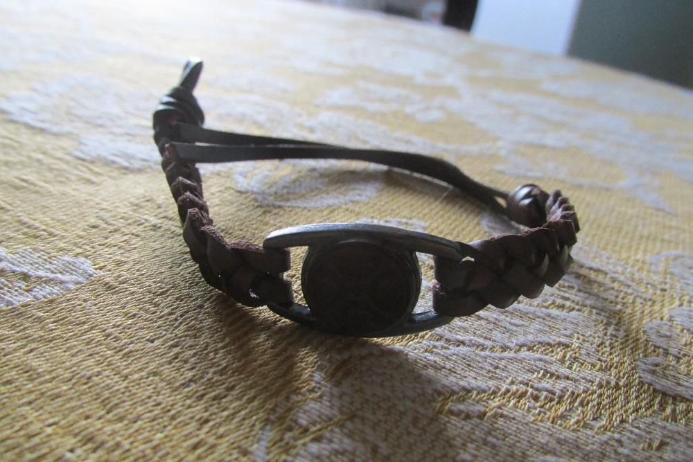 Pulseira étnica de cabedal