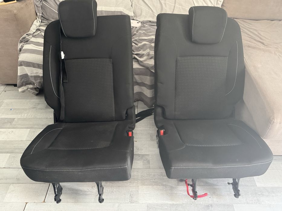 Bancos de carro preto pronto para recolha