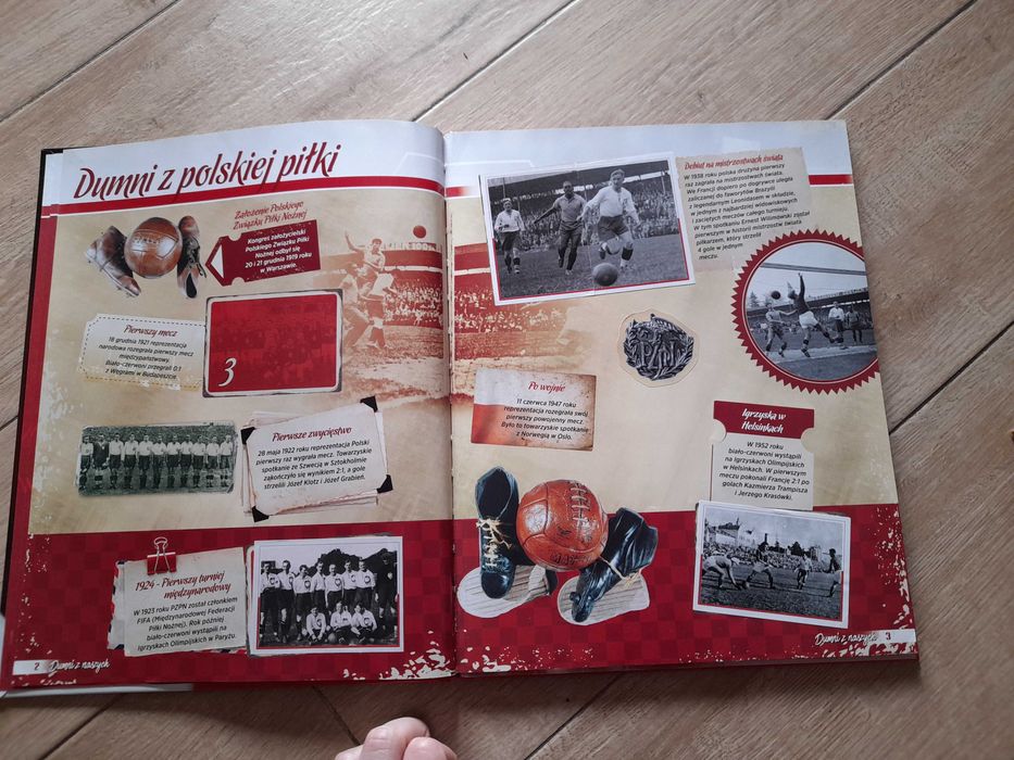 Katalog piłkarski z 2018 roku i dwustronny plakat z 2024 roku