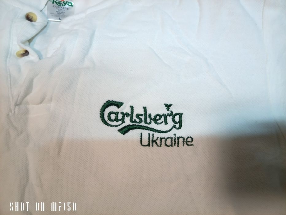 Біла футболка поло бренду Carlsberg