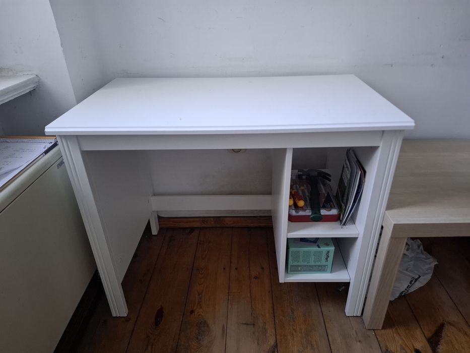 Białe biurko ikea