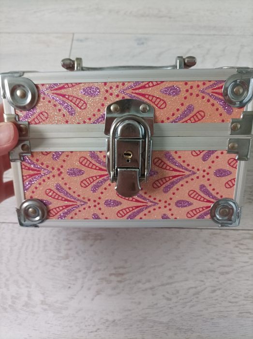 Продам чемонончик для хранения бижутерии