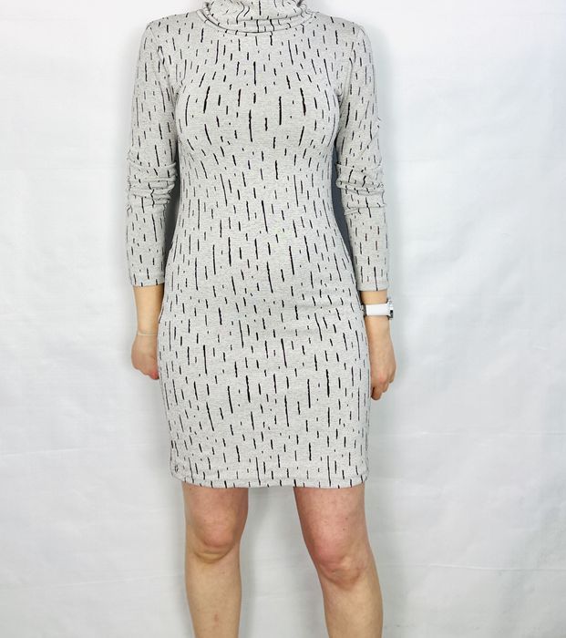 Jasnoszara sukienka z golfem i kreskami S 36