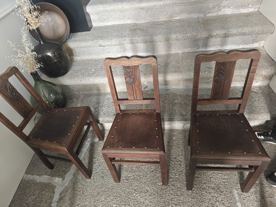 Mesa extensível em madeira de castanho trabalhada + 5 cadeiras