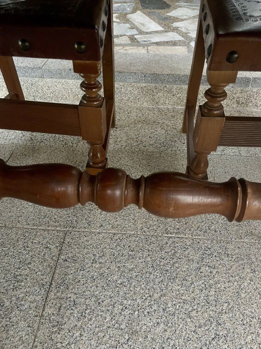 Mesa de Jantar Rústica em Madeira Maciça + 8 Cadeiras com Couro Trabalhado / Estilo Espanhol