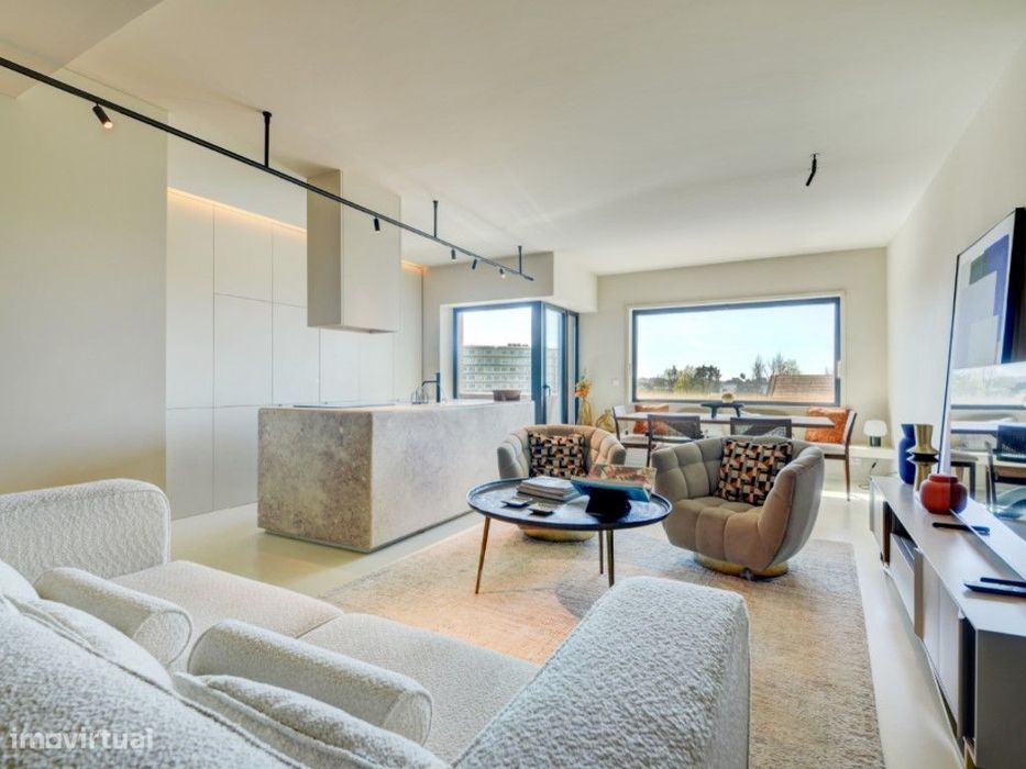 Two-Bedroom Apartment on Avenida da Boavista, West-Facing