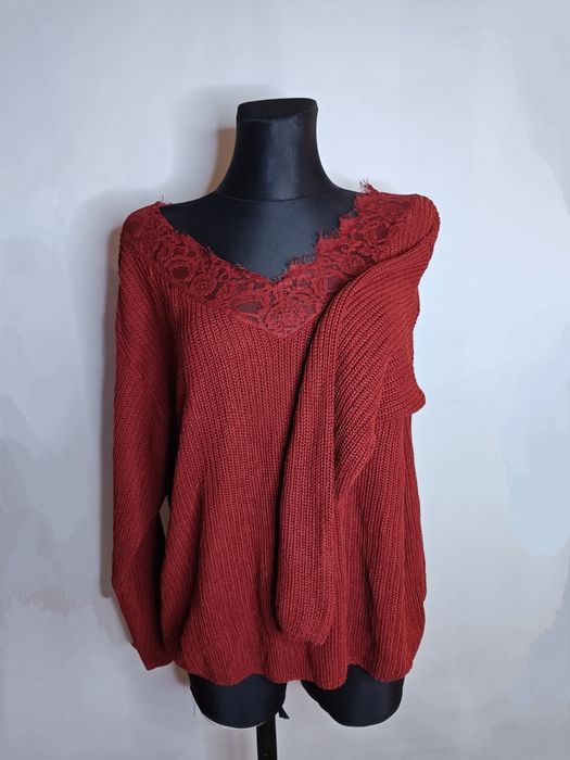 Oversizowy sweter burgundowy z koronkowym dekoltem V.   M / 38 AMISU