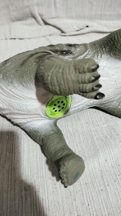 Boneco dinossauro com sons