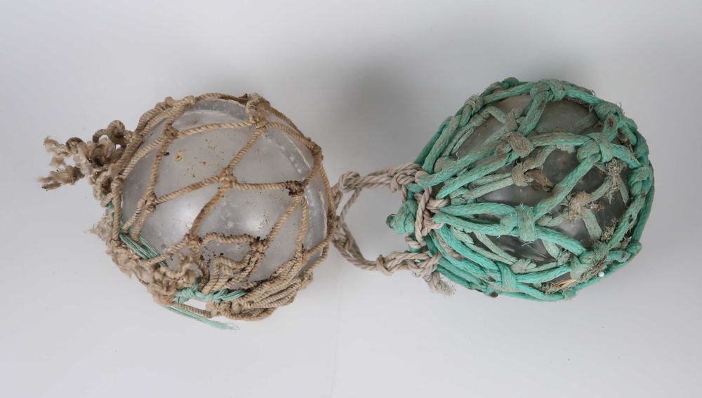 2 boias de rede de pesca em vidro muito antigas
