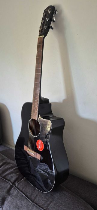 Fender CD-60SCE gitarę
