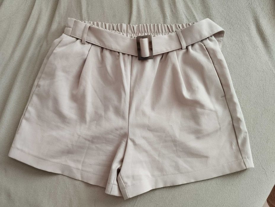 Бежевые шорты SinSay