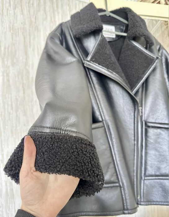 Стильна тепла дублянка zara, чорний колір. розмір еu 40(1)/42(xl)