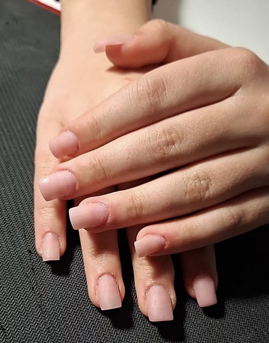 Манікюр та нарощування нігтів