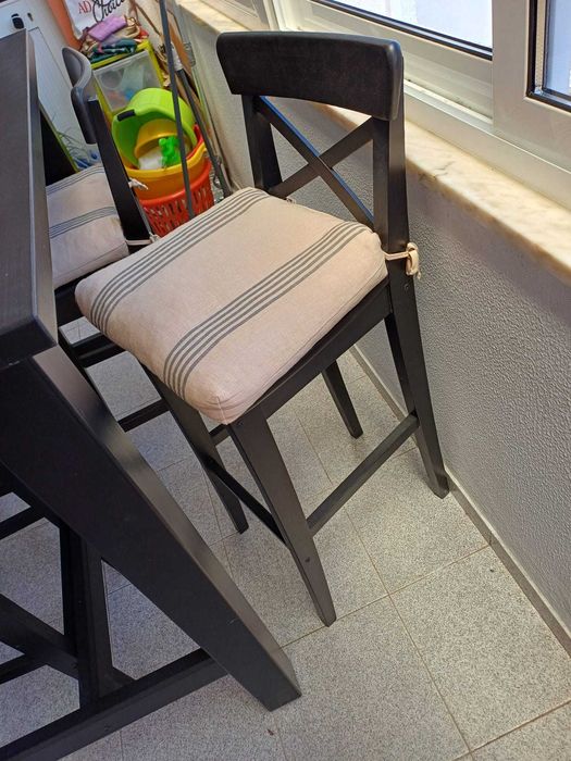 Mesa Alta IKEA com 4 Cadeiras - Conjunto Elegante em Excelente Estado