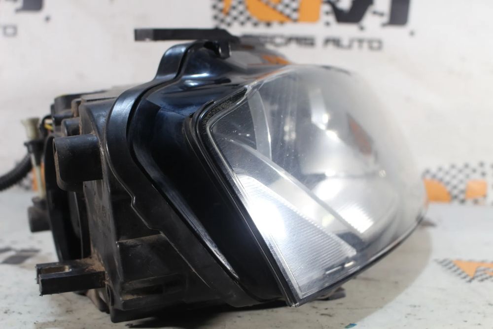 Ótica / farol direita AUDI A3 (8P1)
