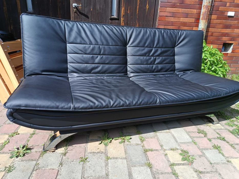 czarna skórzana sofa z funkcją spania