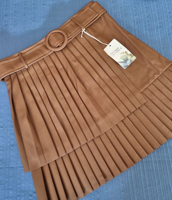 Saia castanha, toda às pregas. Com cinto e fecho atrás. L