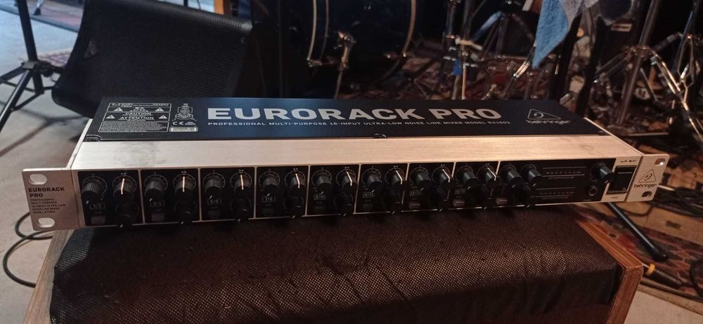 Beringer RX1602 V2 - Mesa de mistura Rack