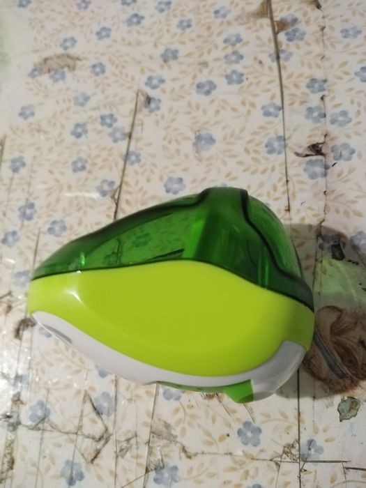 Vendo afia para lápis verdes e branco