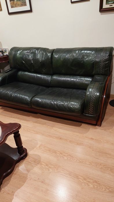 Sofá  de cor verde escuro  em pele