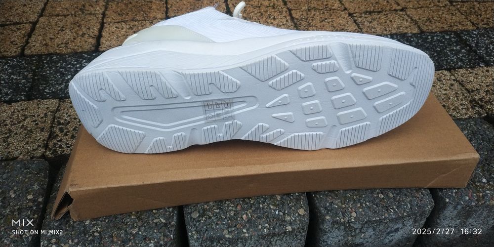 Sprzedam nowe buty sportowe