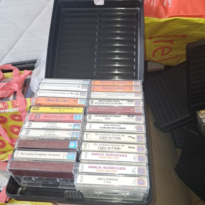 DVD, cassetes de vídeo de filmes e cassetes de música