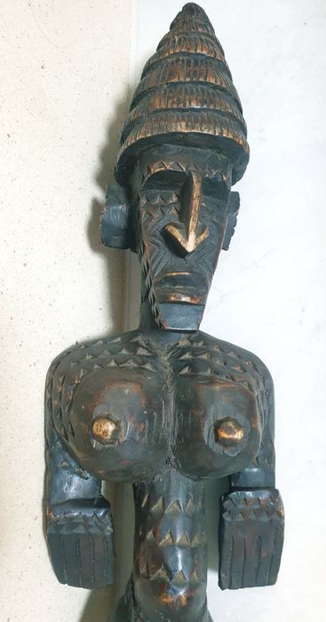 Grande antiga escultura da Deusa da fertilidade africana em madeira