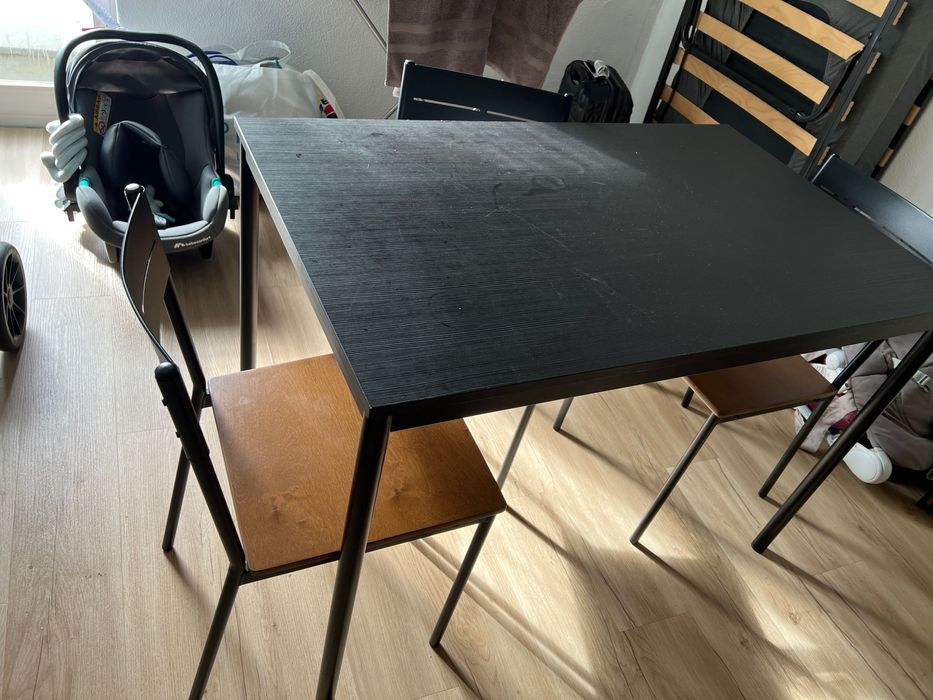 Mesa + 4 cadeiras conj.