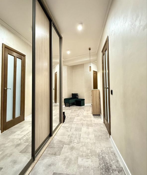 Просторная 2-к с кухней-студией в самом центре! Мин. оформление!