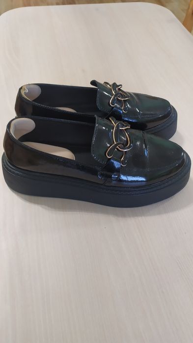 Шкіряні лакові лофери чорного кольору